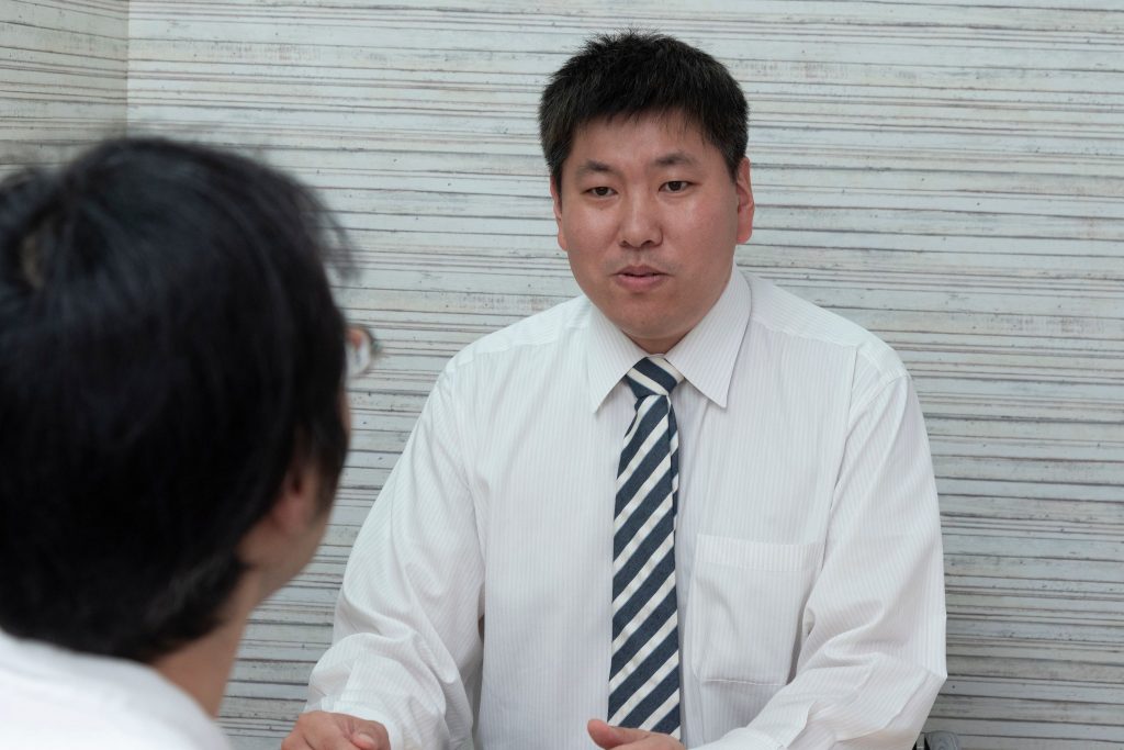インタビューに答える栗原代表