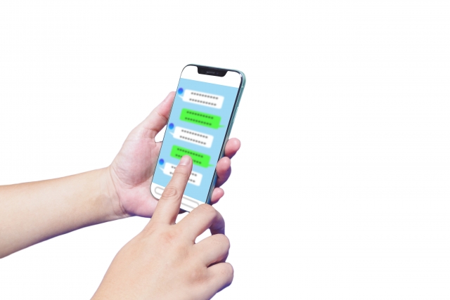 スマートフォンを操作する手